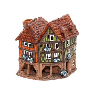 \La Maison en céramique parfumée à la lumière : un chalet à colombages avec cheminée\