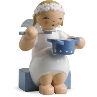 Marguerite angel, sitting, with cooking pot, last time 2022